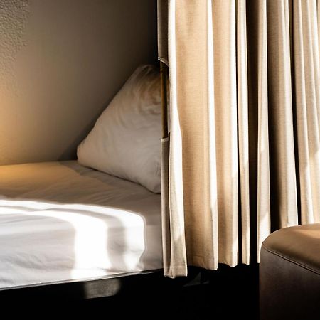 Haka House Christchurch Ngoại thất bức ảnh A bed