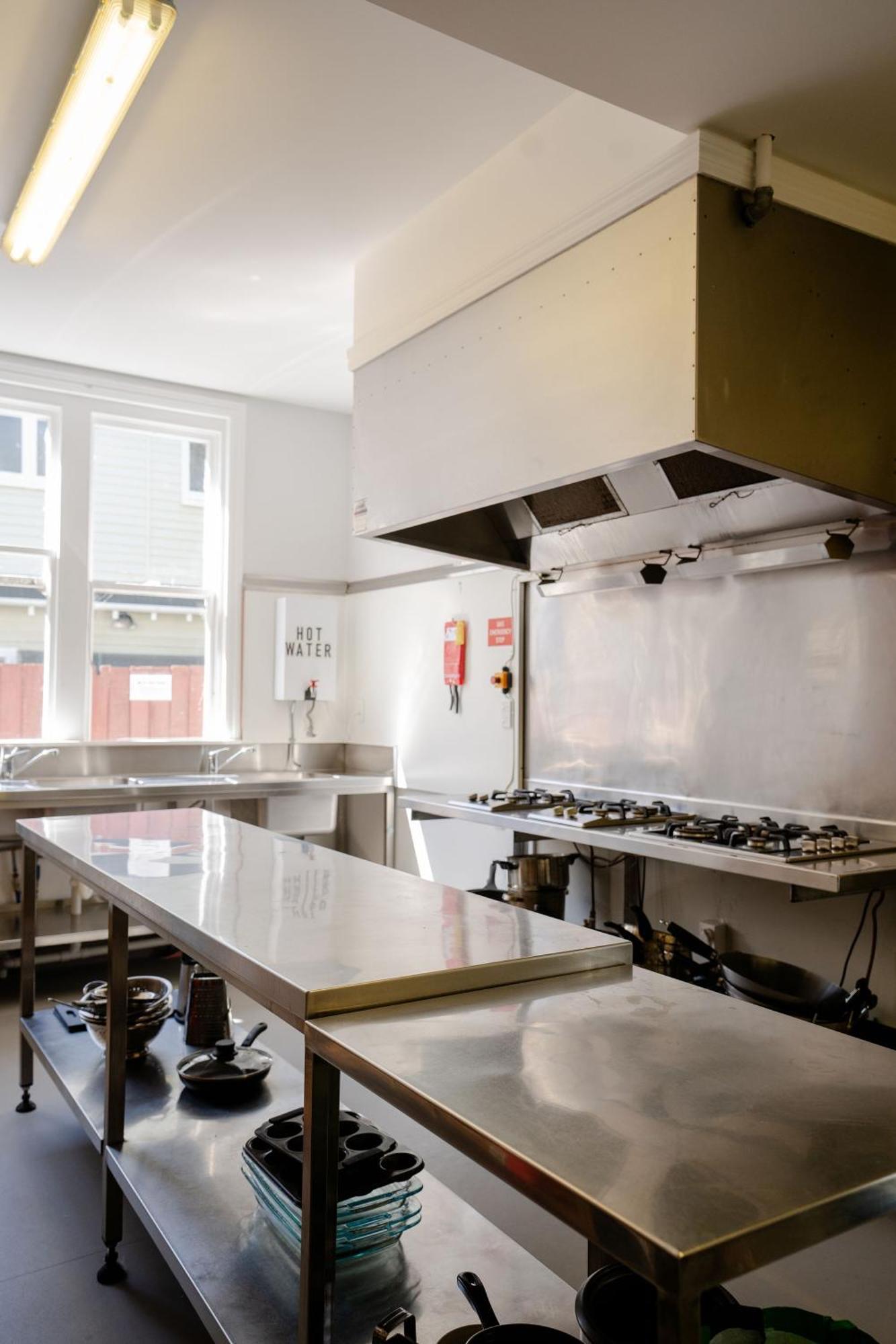 Haka House Christchurch Ngoại thất bức ảnh A commercial kitchen