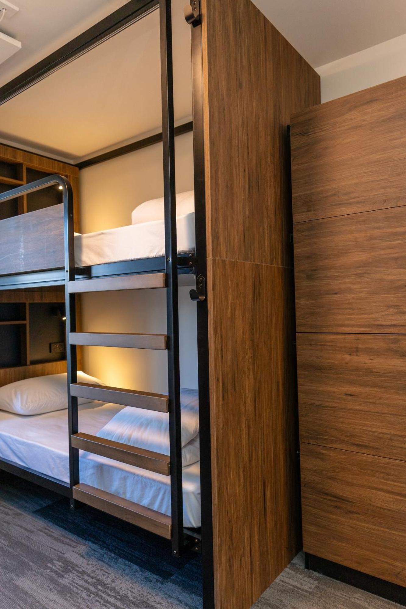 Haka House Christchurch Ngoại thất bức ảnh A bunk bed in a capsule hotel