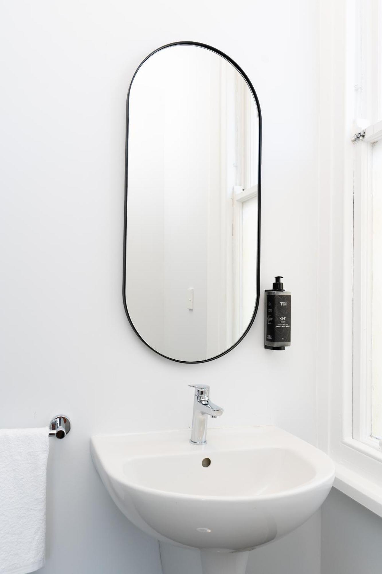 Haka House Christchurch Ngoại thất bức ảnh A bathroom mirror
