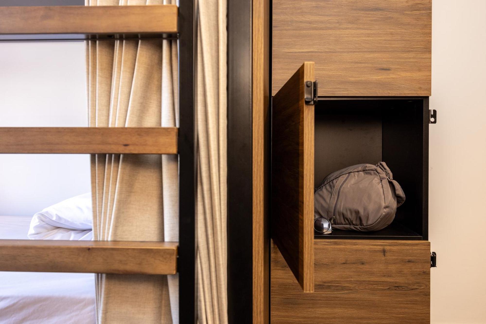 Haka House Christchurch Ngoại thất bức ảnh A capsule hotel room