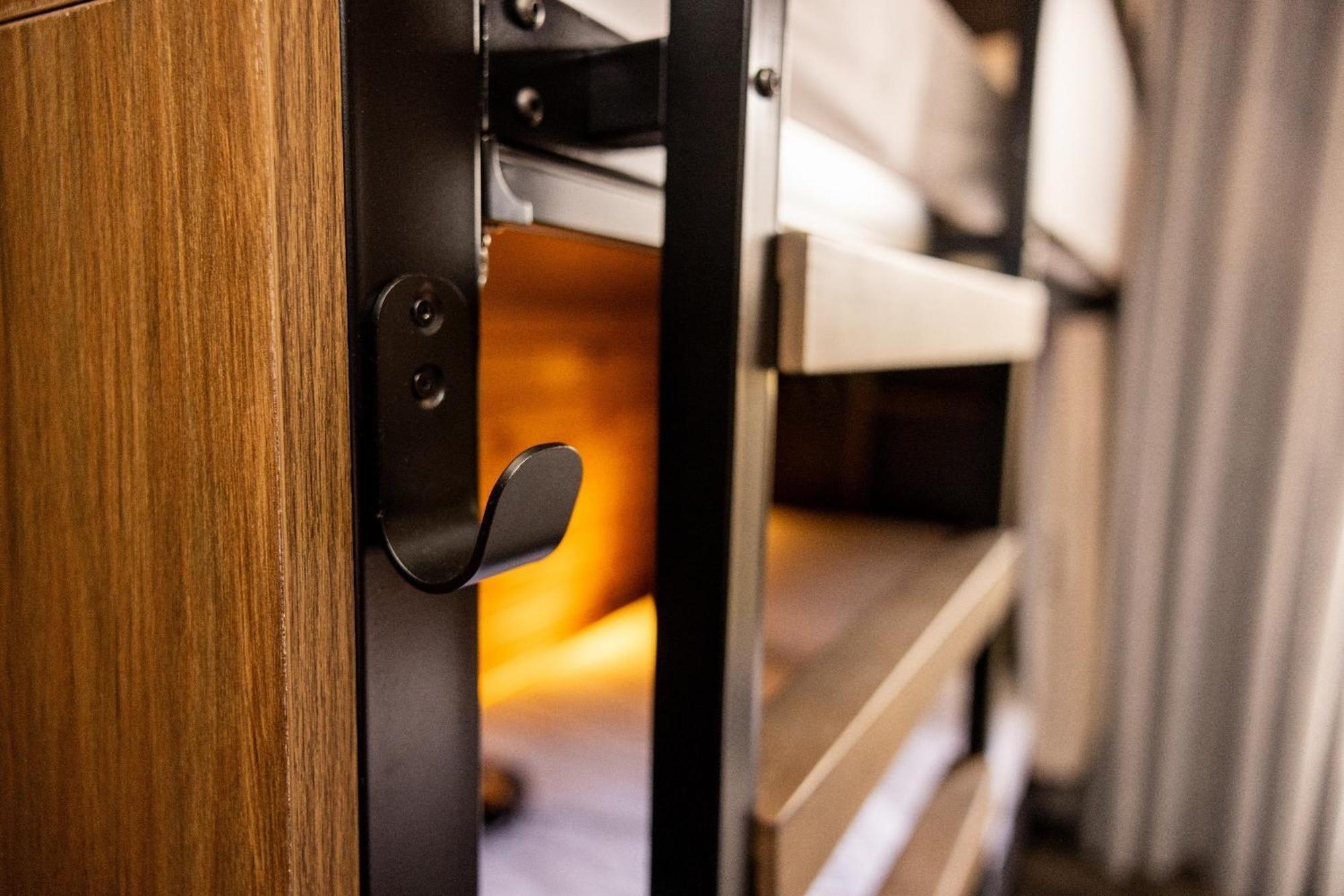 Haka House Christchurch Ngoại thất bức ảnh A door lock