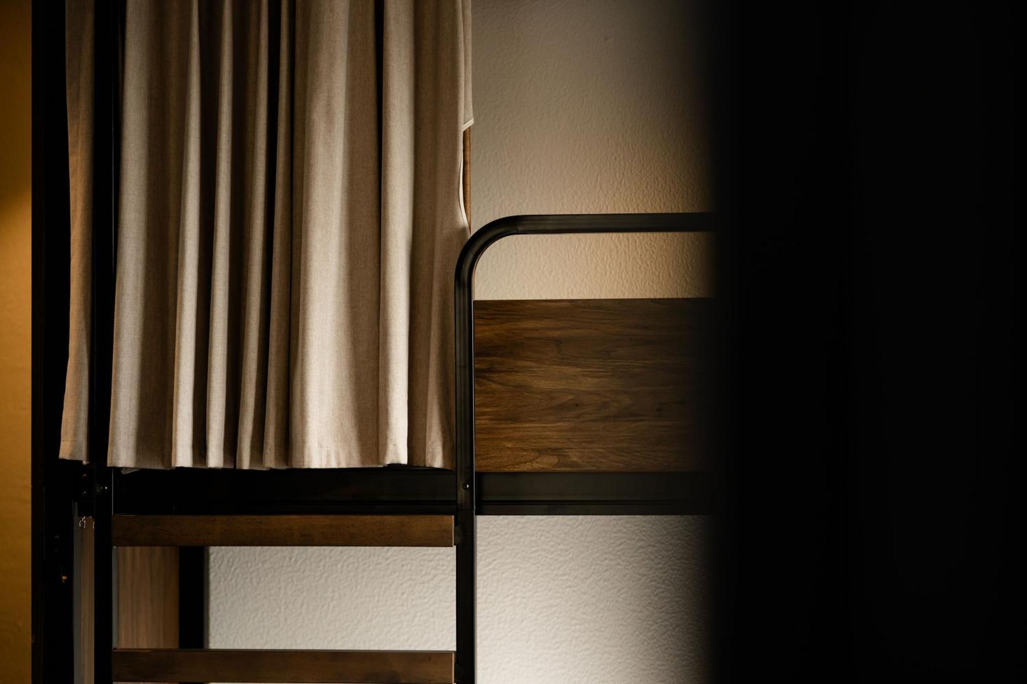 Haka House Christchurch Ngoại thất bức ảnh A curtain in a capsule hotel