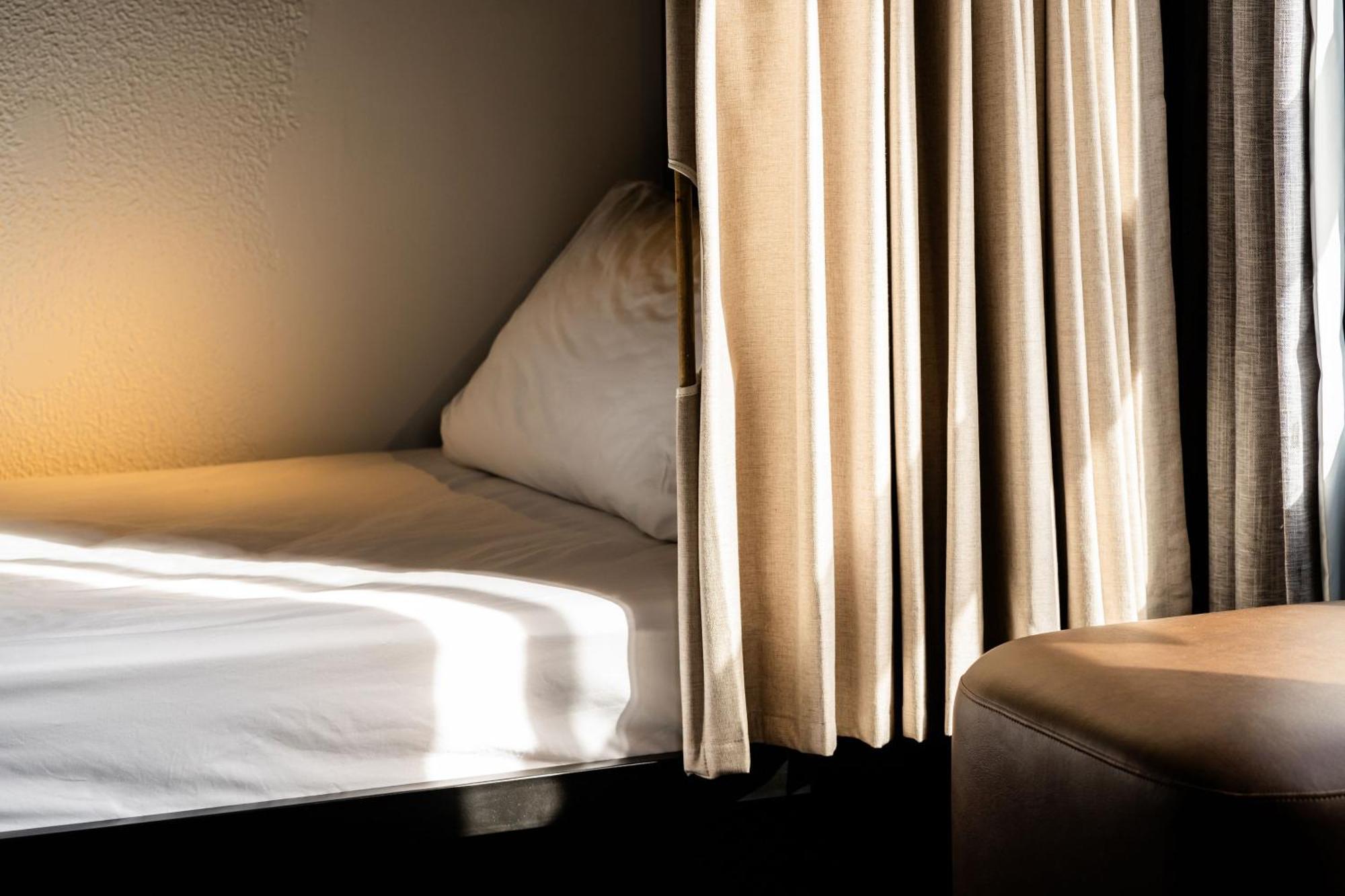 Haka House Christchurch Ngoại thất bức ảnh A bed